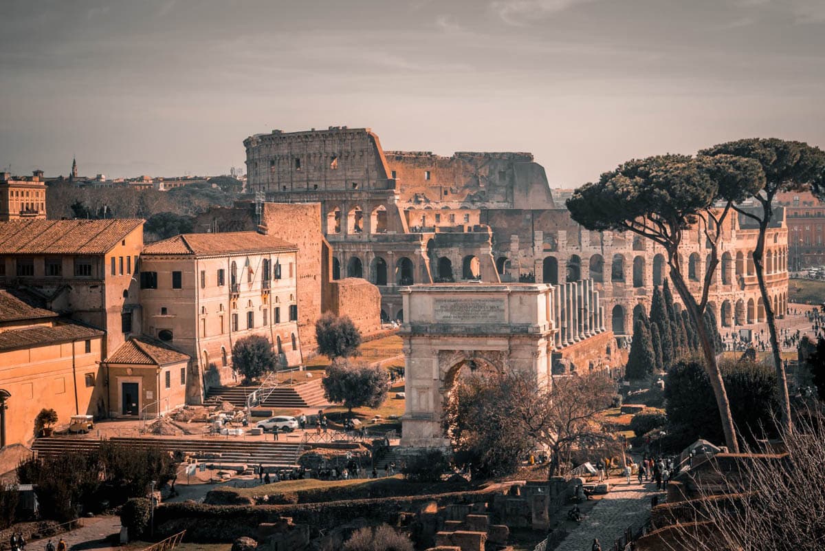 Lire la suite à propos de l’article Le Colisée : Astuces pour une visite inoubliable dans l’amphithéâtre emblématique